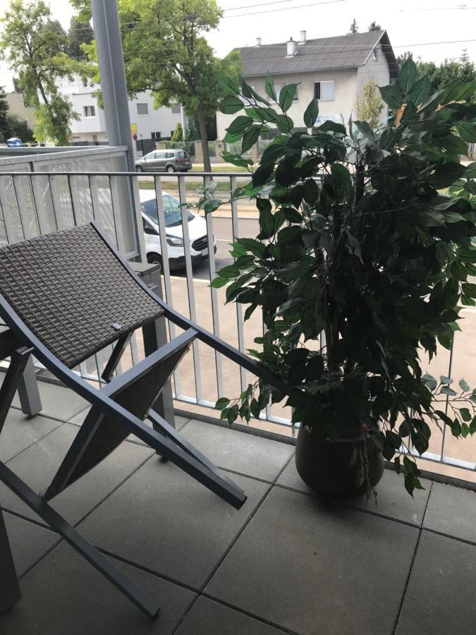 Red Flower Apartment With Pool - 5 Min To Lake Vienna Exterior photo