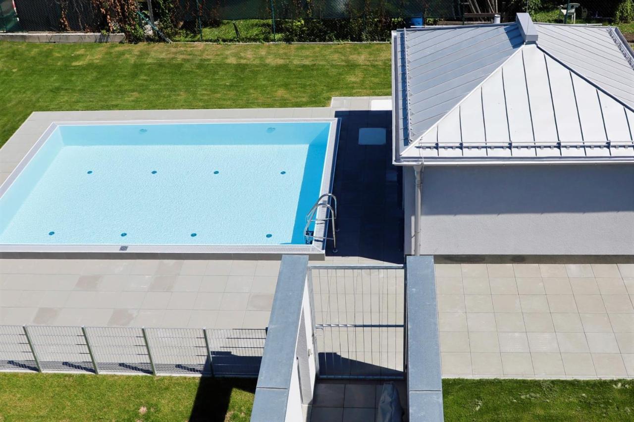 Red Flower Apartment With Pool - 5 Min To Lake Vienna Exterior photo