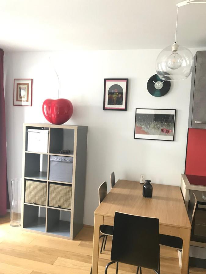 Red Flower Apartment With Pool - 5 Min To Lake Vienna Exterior photo
