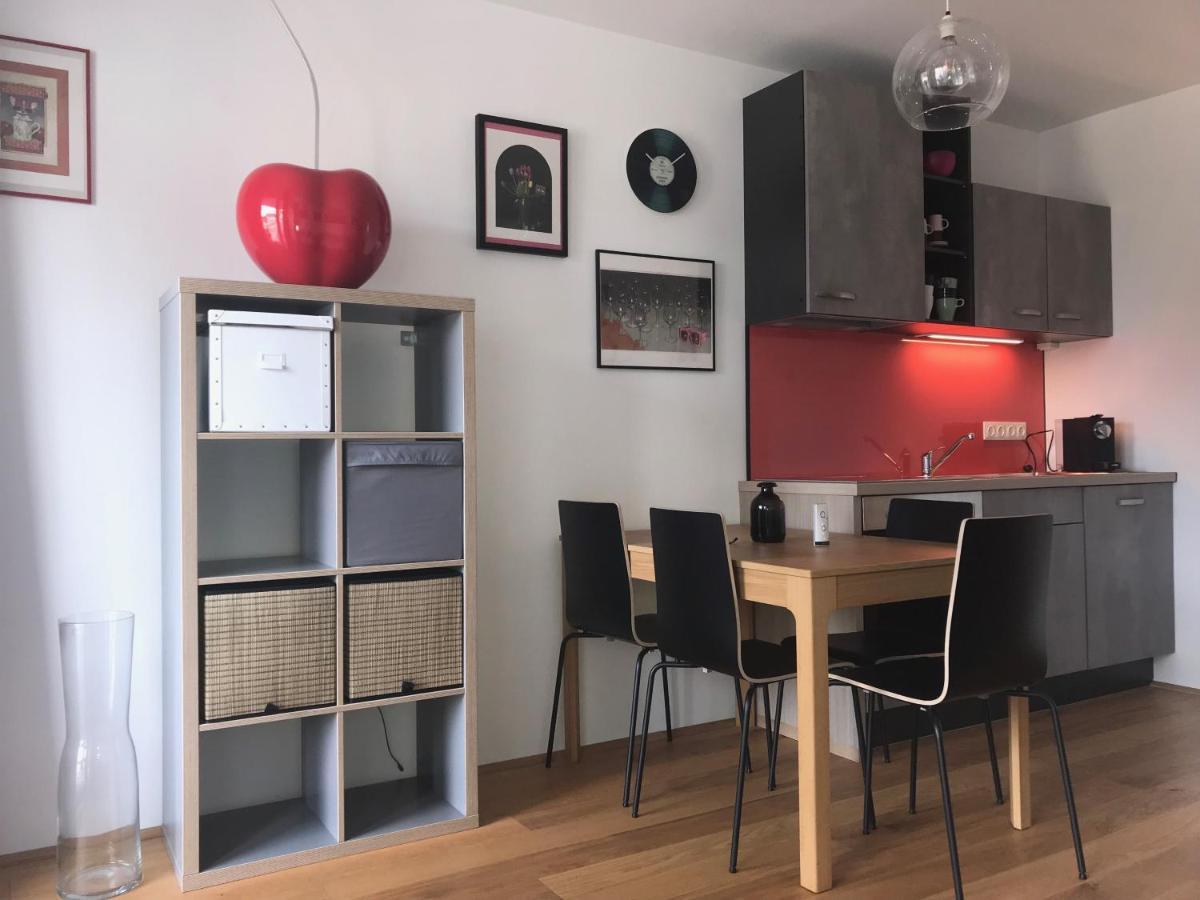 Red Flower Apartment With Pool - 5 Min To Lake Vienna Exterior photo