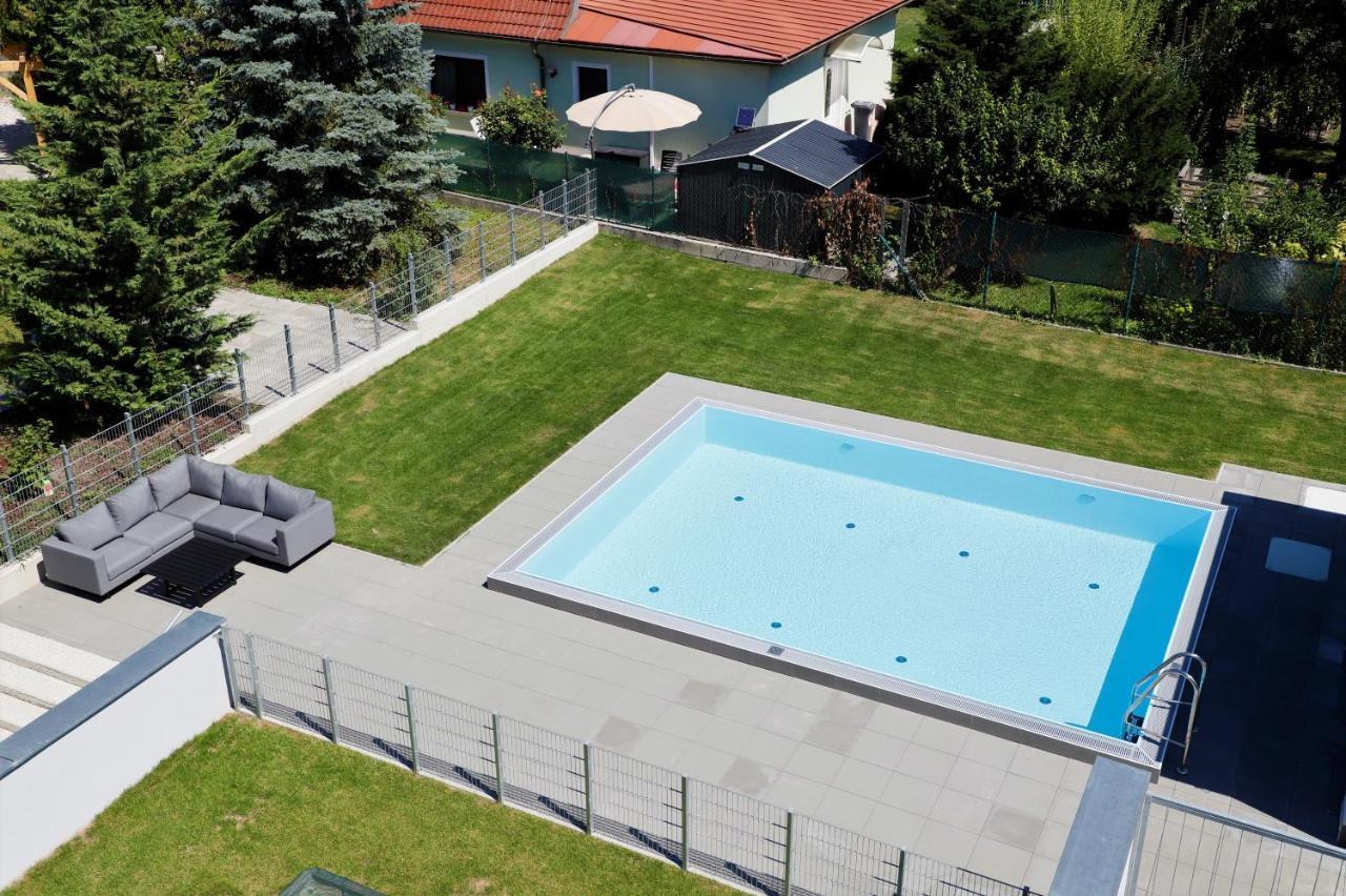 Red Flower Apartment With Pool - 5 Min To Lake Vienna Exterior photo
