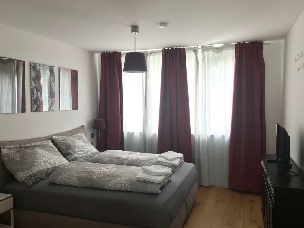 Red Flower Apartment With Pool - 5 Min To Lake Vienna Exterior photo